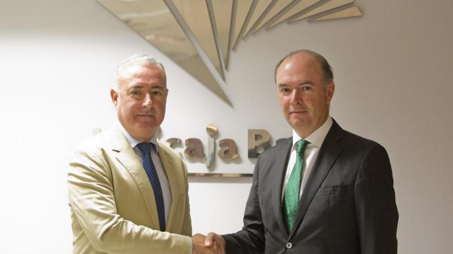 El decano del Colegio de Economistas de Málaga, Juan Carlos Robles y el director territorial del Unicaja Banco en Málaga, José Manuel Alba