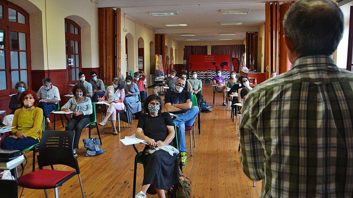 El profesor Maximiliano Hernández se dirige a los asistentes al curso, celebrado en Villapedre.