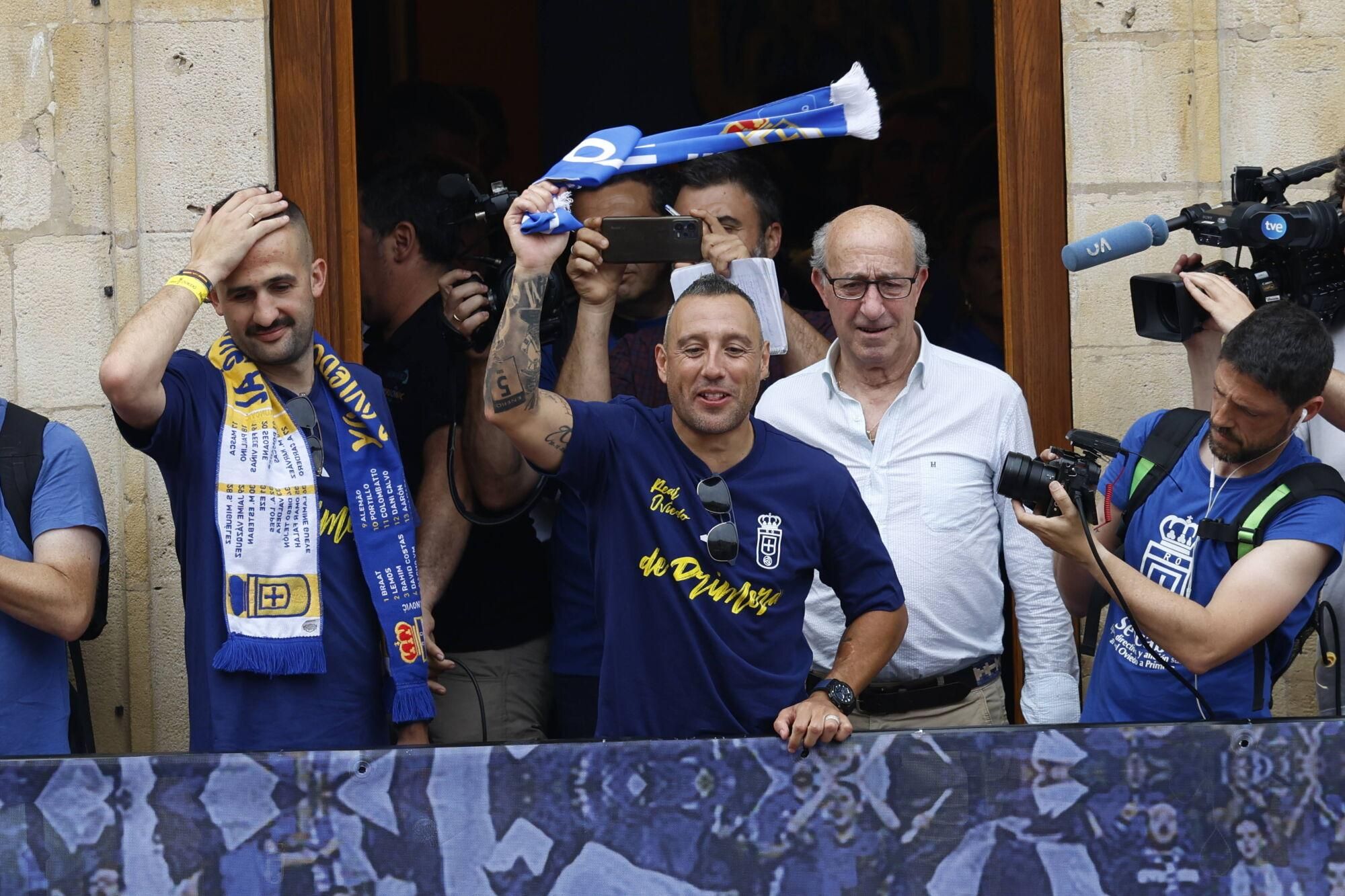 Locura azul en las calles de Oviedo para celebrar el ascenso del equipo a Primera División