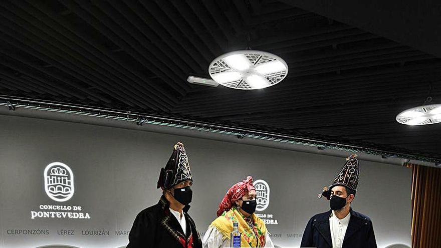 Presentación del espectáculo con paños típicos.