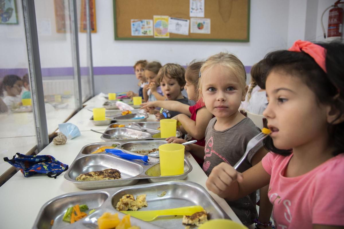 El comedor escolar es uno de los gastos que financian estas ayudas.