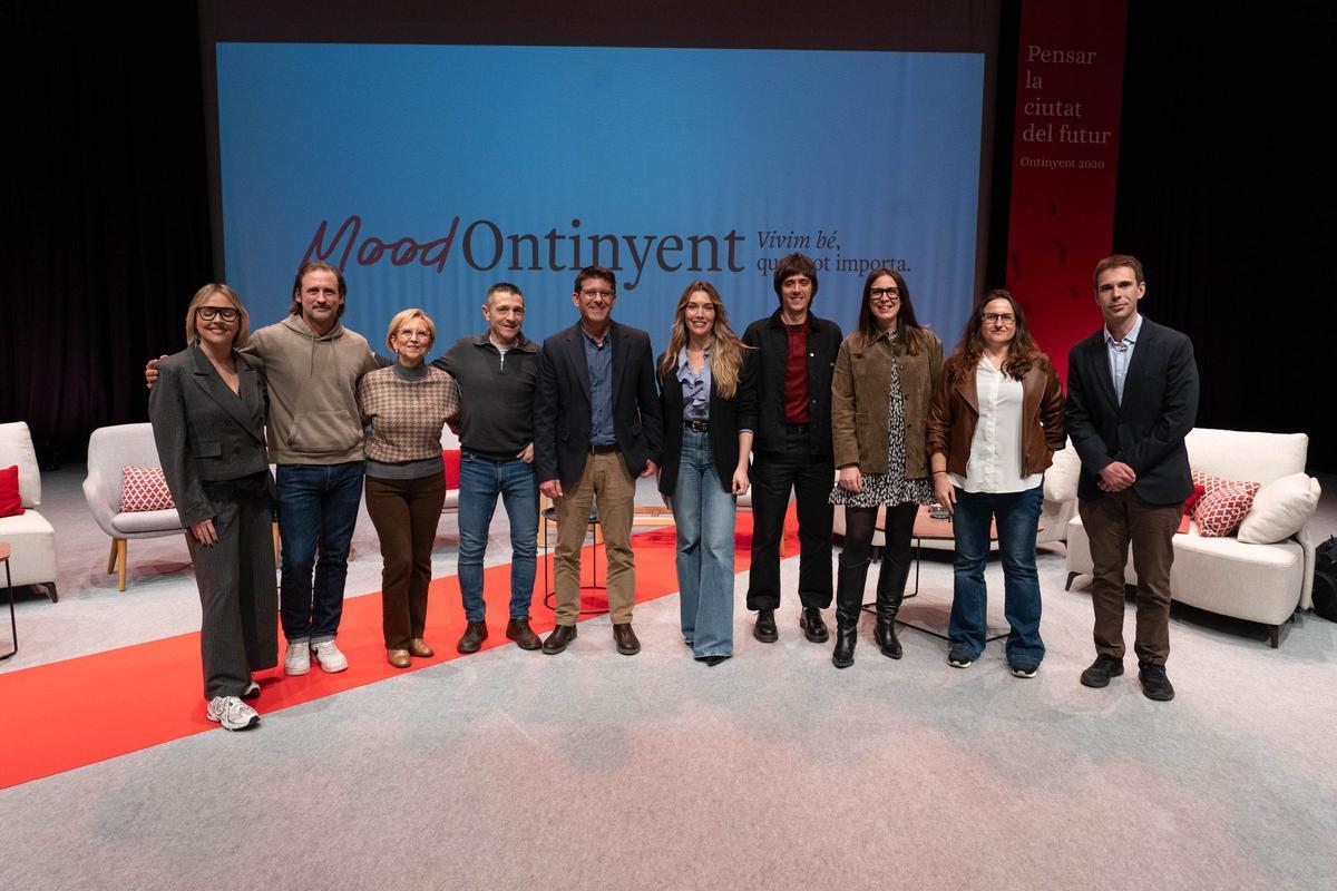 Los 9 participantes ontinyentins del foro, con el alcalde Jorge Rodríguez y la periodista Àlex Blanquer en el centro.