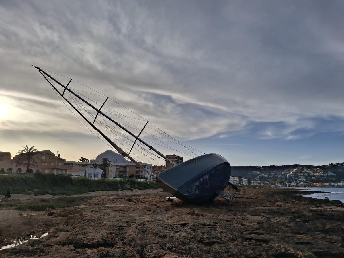 Nueve meses encallado en Xàbia: las imágenes del gran velero Nueve meses encallado en Xàbia: las imágenes del gran velero