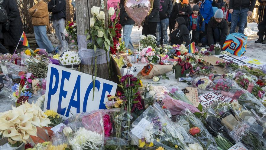 Flores, velas y mensajes de cariño recuerdan a Renee Nicole Good en Mineápolis