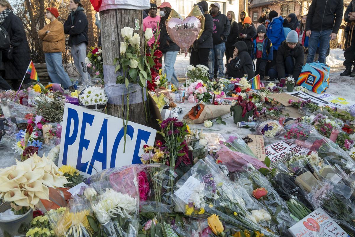 AME3671. MINNEAPOLIS (ESTADOS UNIDOS), 09/01/2026.- Fotografía que muestra ofrendas florales durante una concentración por la muerte de Renee Good este viernes, en Minneapolis (EE.UU.). Un video grabado desde el teléfono móvil del agente del Servicio de Inmigración y Control de Aduanas (ICE, por sus siglas en inglés) que disparó contra una mujer estadounidense en Mineápolis reveló este viernes nuevos detalles del suceso desde una perspectiva que hasta ahora no se conocía. EFE/ Angel Colmenares