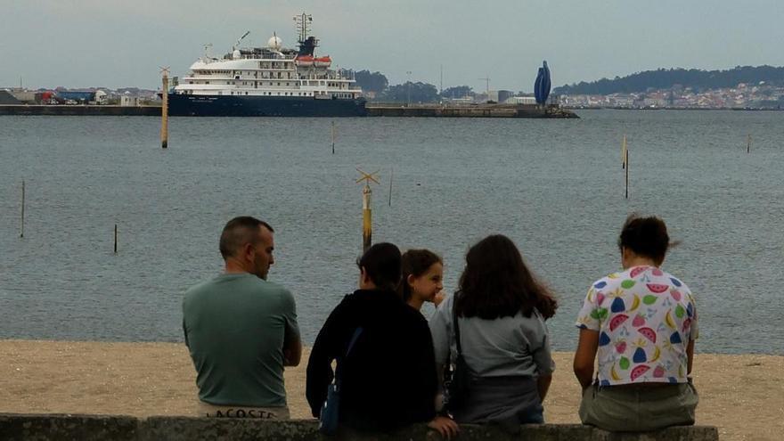 El Puerto de Vilagarcía recibe un nuevo crucero y espera a más de 300 visitantes