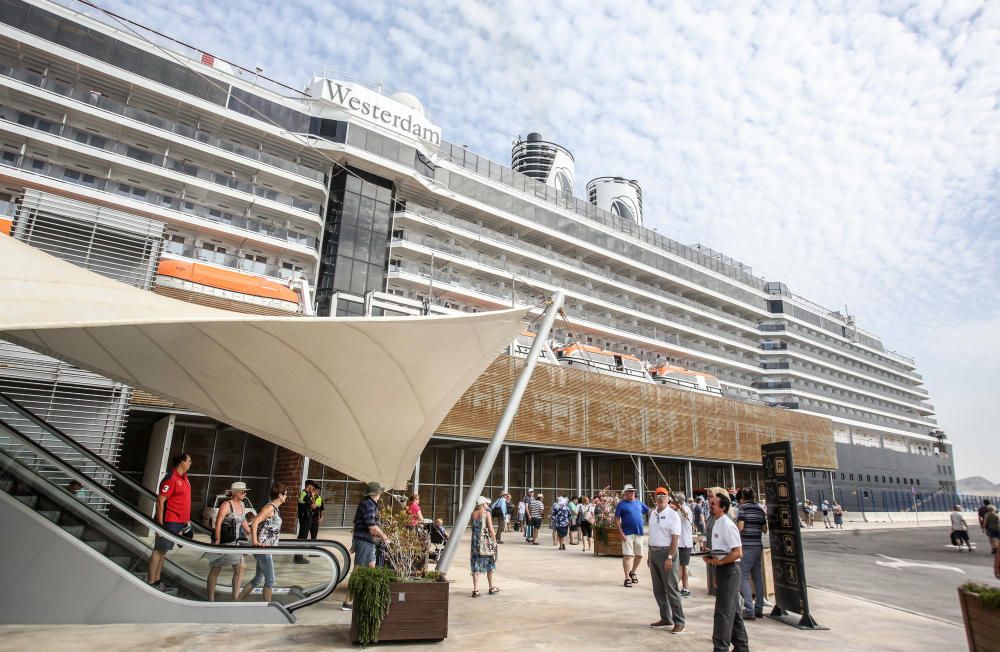 El Westerdam, repleto de norteamericanos y argentinos, hace escala en la estación marítima y llena de turistas el Castillo, bares y terrazas, y las tiendas