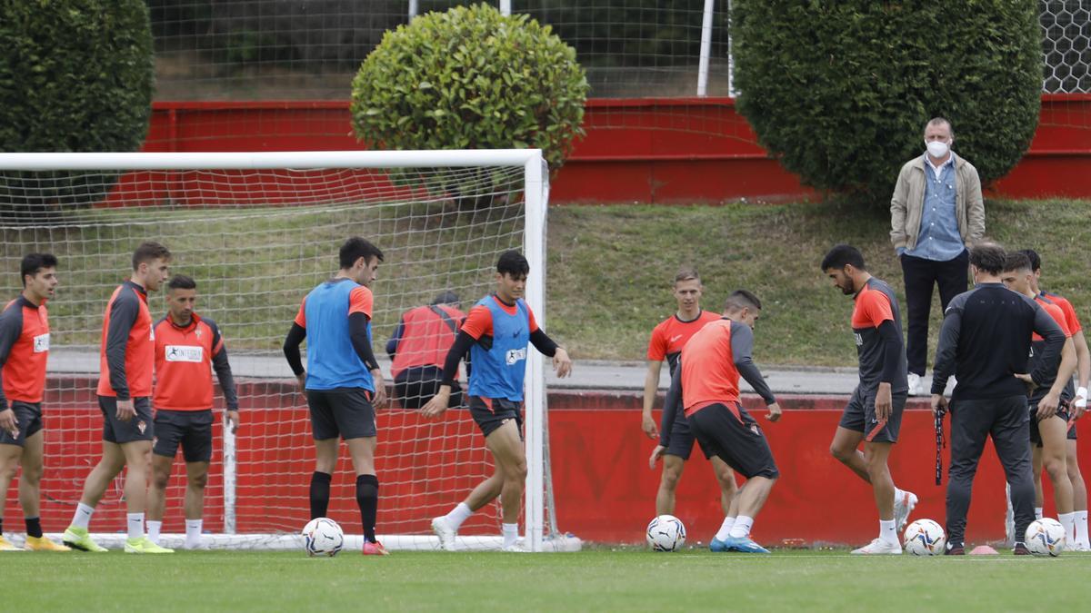 La plantilla del Sporting durante un entrenamiento en Mareo