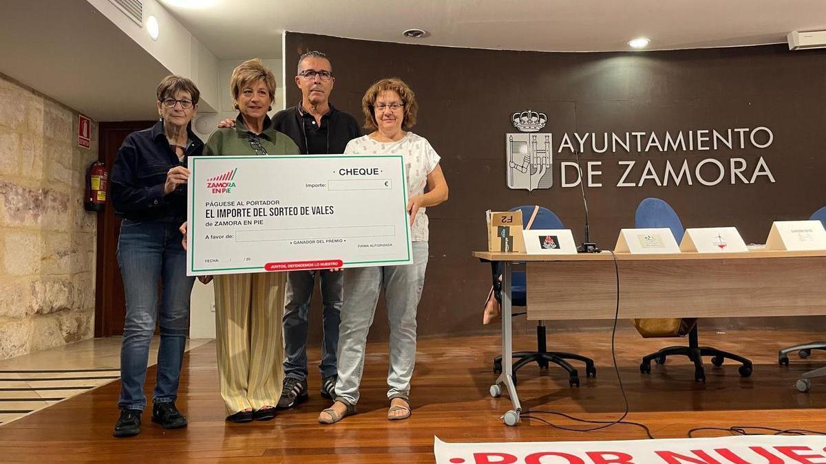 Presentación de los cheques solidarios a favor de la dederación Zamora en Pie.