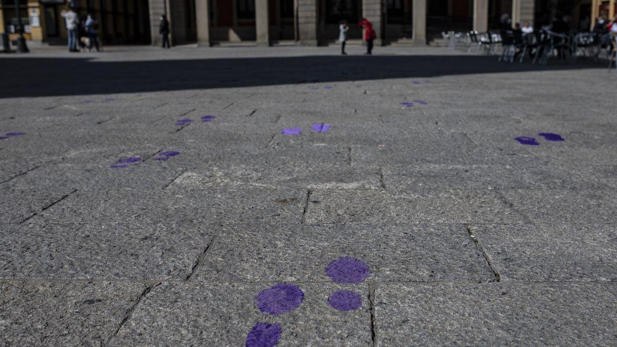 Huellas moradas contra la violencia de género en Zamora.