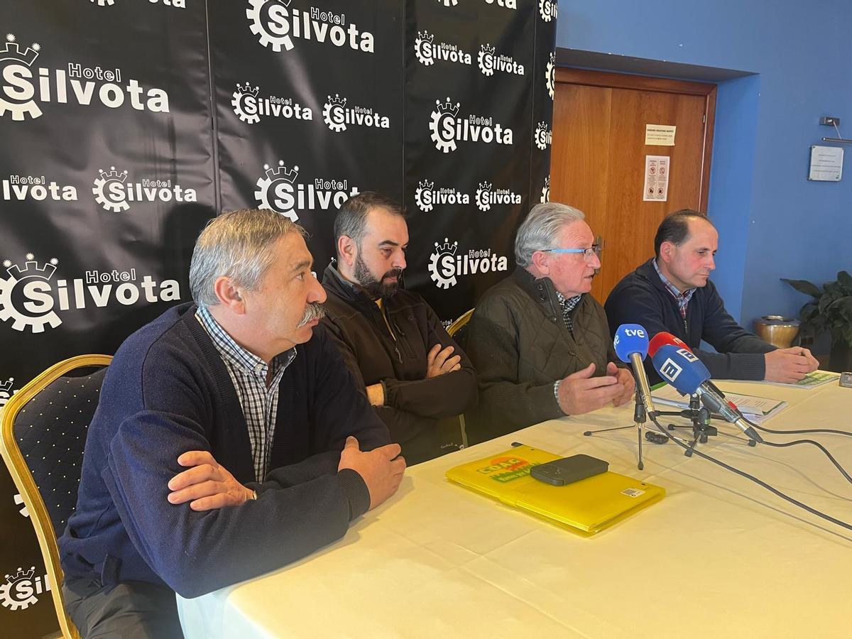 Pachón García Alba (Uca), David Pérez Naya (Coag), Ramón Artime (Asaja) y José Álvarez (Usaga), durante su comparencia, en Silvota.
