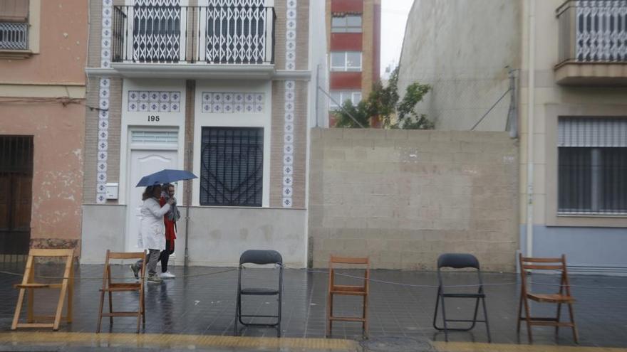 Una calle del Cabanyal vacía tras la suspensión de procesiones por la lluvia. Foto: Germán Caballero