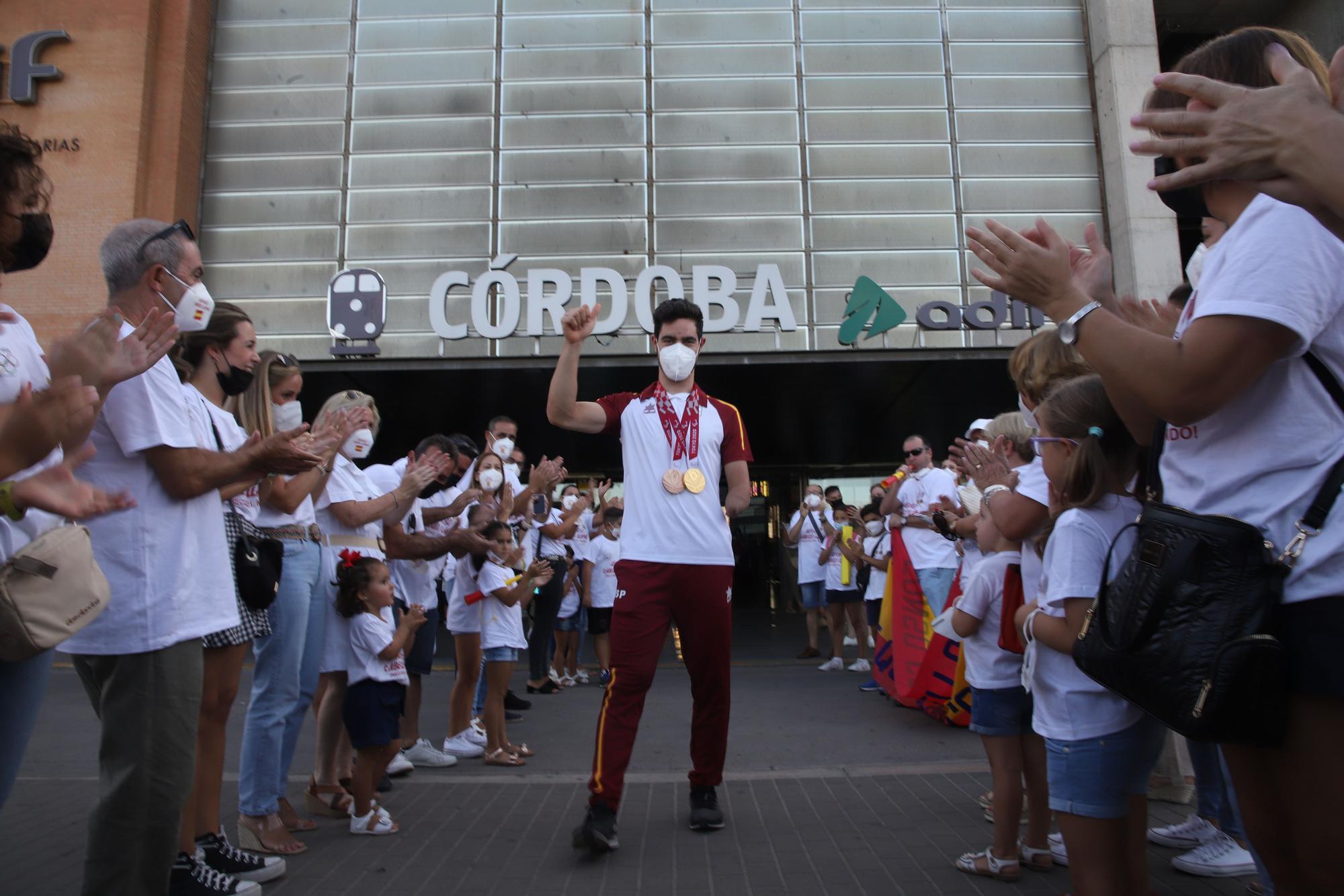 Gran recibiemiento al campeón paralímpico, Alfonso Cabello, a su llegada a Córdoba