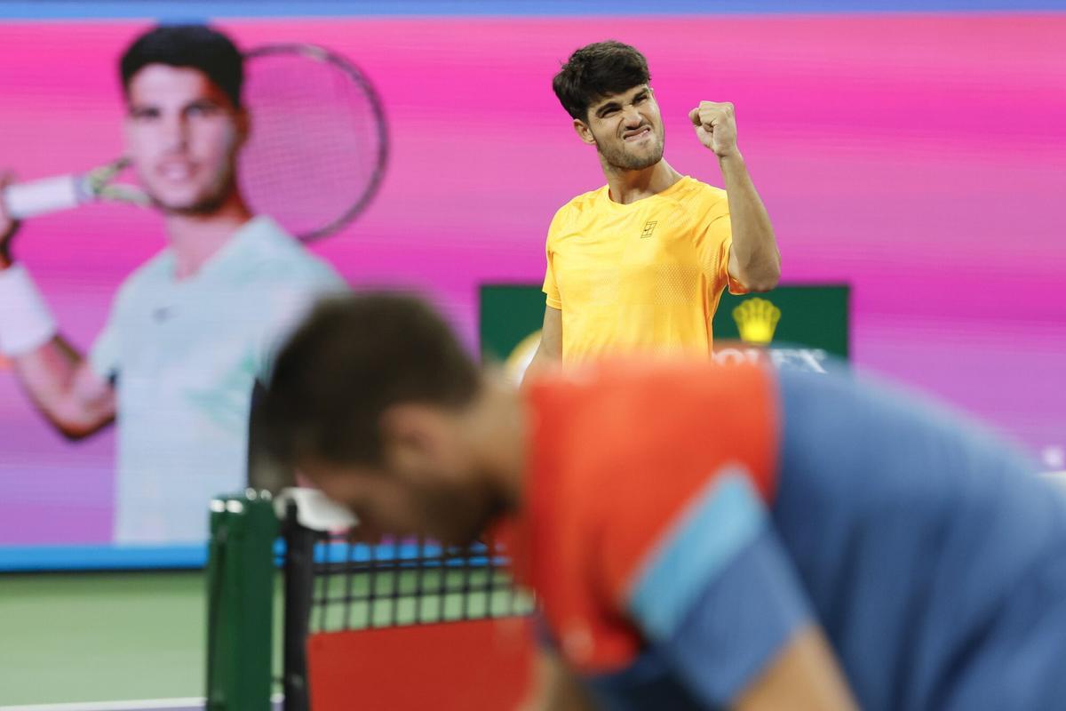 Carlos Alcaraz celebra su triunfo sobre Cameron Norrie en Indian Wells.