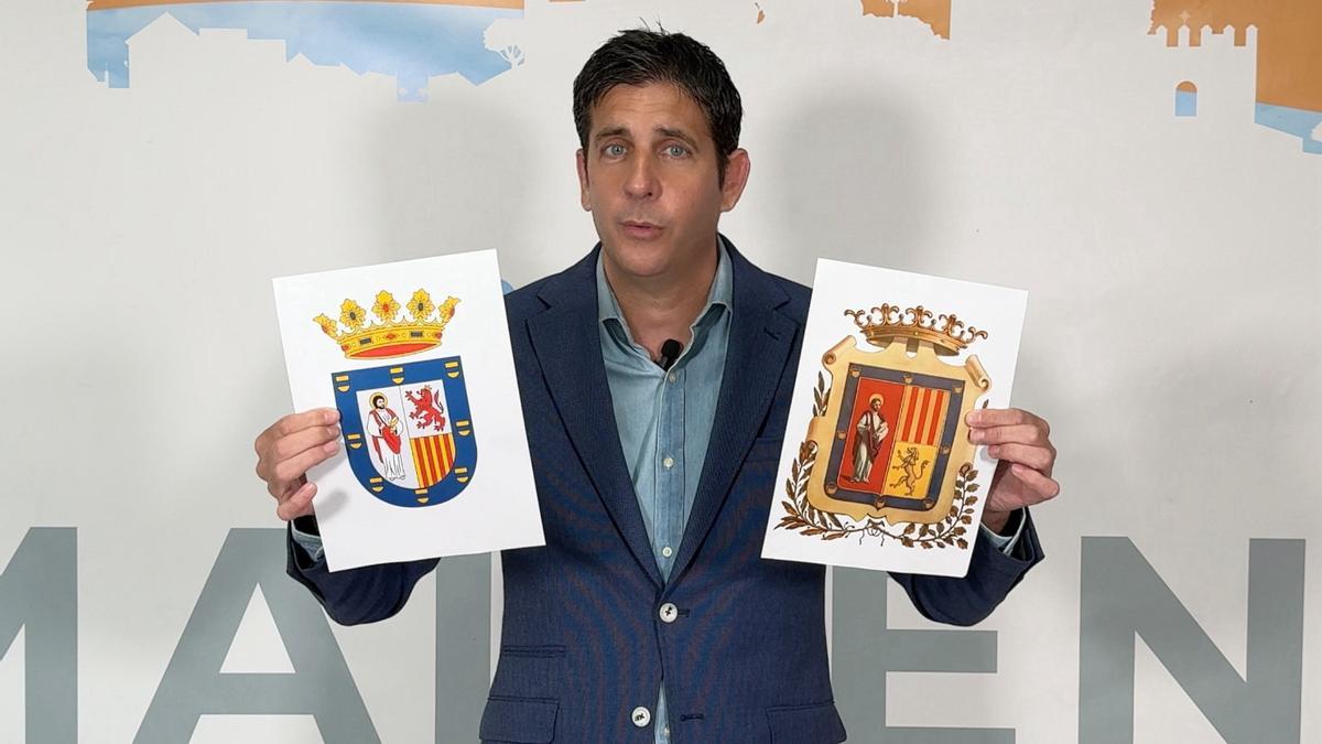 Pedro Madroñal, líder del PSOE de Mairena del Alcor expone los dos escudos