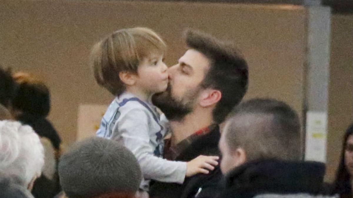 Shakira y Piqué a su llegada al aeropuerto de Barcelona