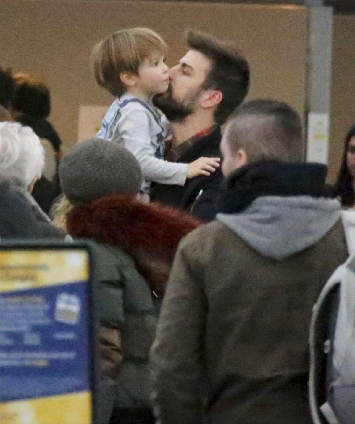 Piqué con uno de sus hijos en el aeropuerto de Barcelona