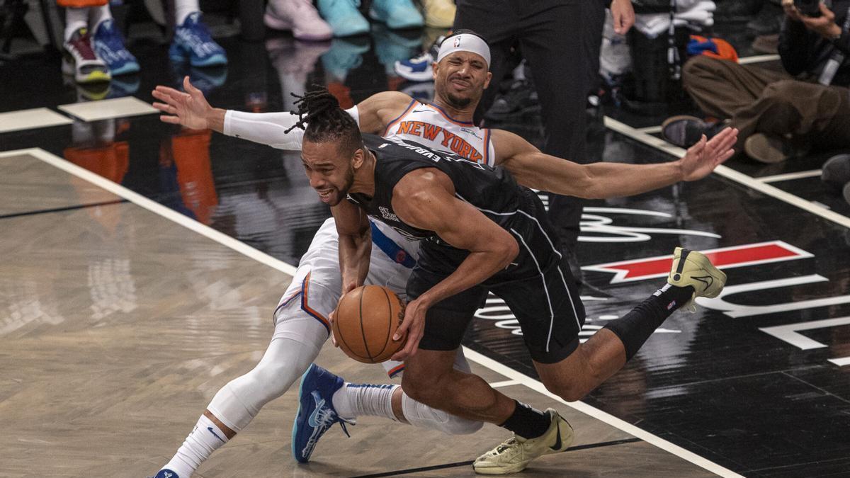 Tosan Evbuomwan (d), cuando era jugador de Brooklyn.