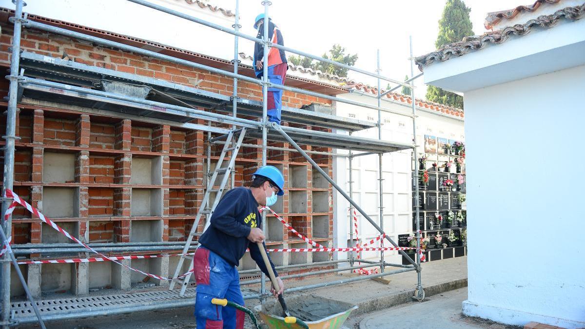 Obras en los nuevos columbarios, este lunes.