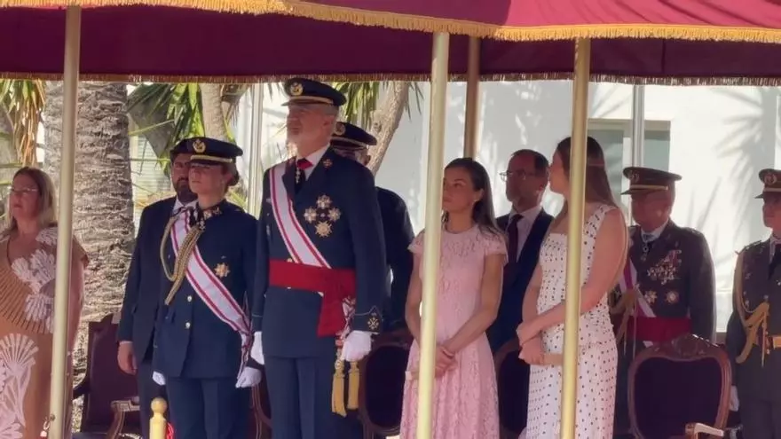 Los Reyes, Leonor y Sofía durante la entrega de de los reales despachos de empleo a los nuevos oficiales de la AGA