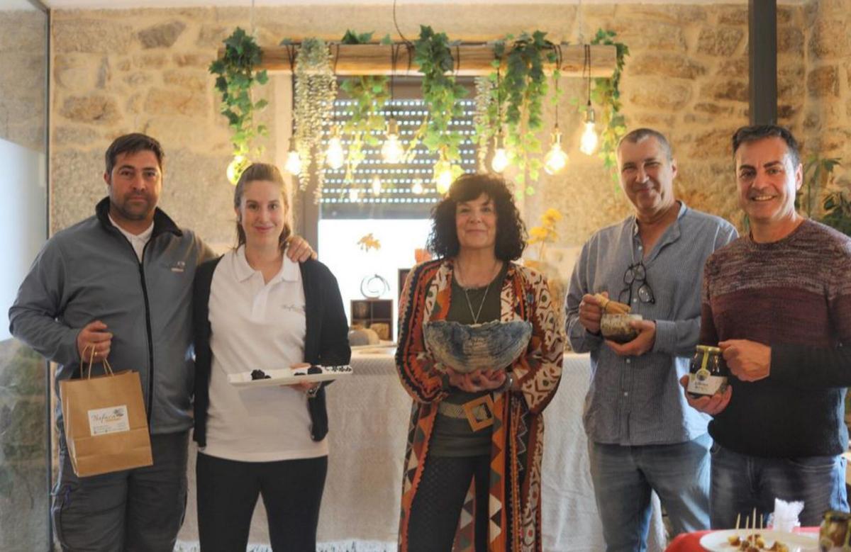 Por la izquierda Dani y Lorena, Nuria, Delfín y Raúl con sus productos | ALBA PRIETO
