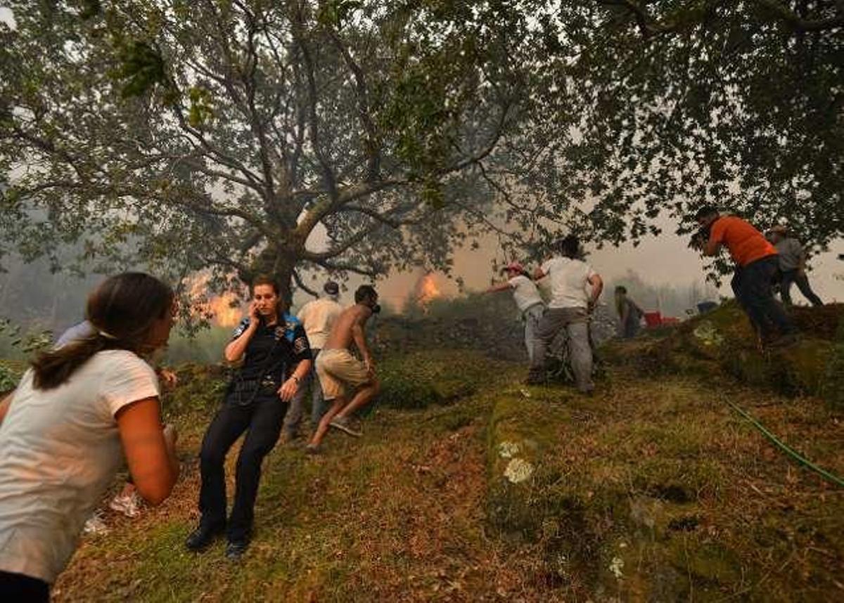 Pontesampaio revive el pánico de 2006 con un incendio que obliga a varios desalojos