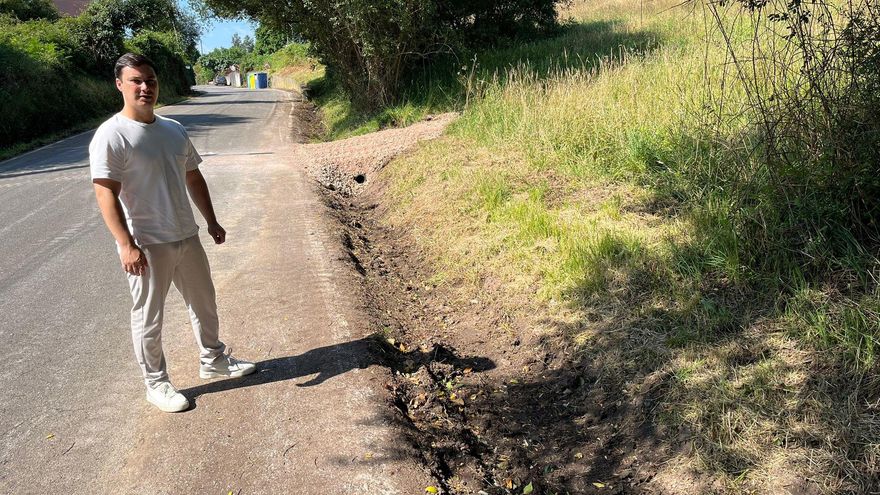 Corvera intensifica las labores de desbroce estival: limpia una media de 220 metros de cunetas al día