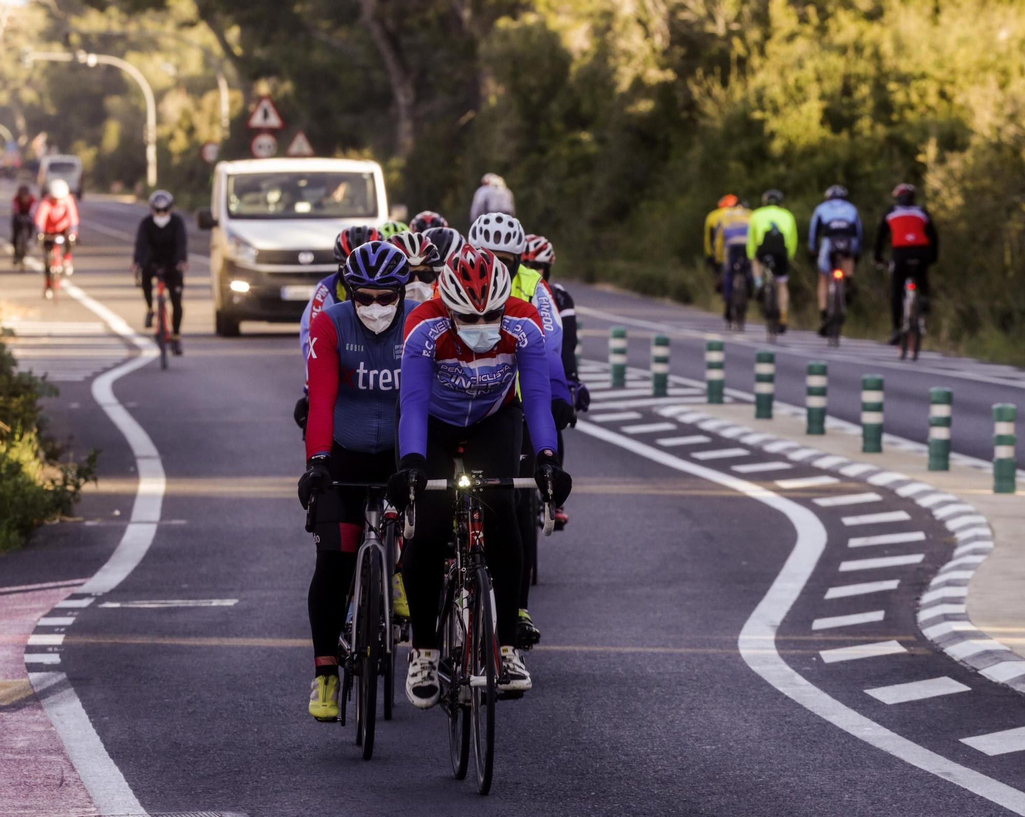 Los ciclistan abarrotan la carretera del Saler