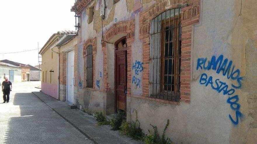 En la imagen, pintadas realizadas contra ciudadanos rumanos en la fachada de un edificio del pueblo.