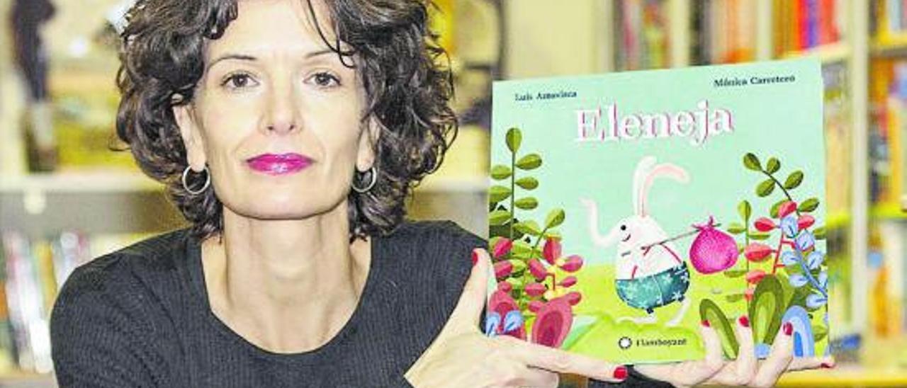 Mónica Carretero, amb un dels seus llibres en una imatge promocional. | EDITORIAL FLAMBOYANT