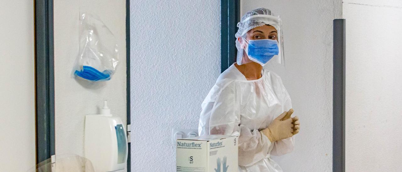 Una enfermera en la planta de ingresados por covid.