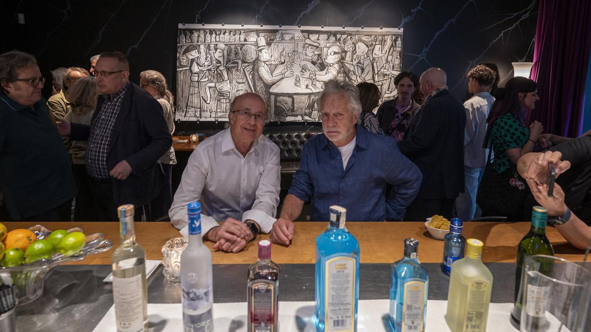 Javier Marsical junto a javier de las Muelas en una de las barras de la coctelería Dry Martini con la particular versión del ilustrador de Los jugadores de cartas colgada detrás en la pared, en la que Mariscal se rinde a Cézanne.