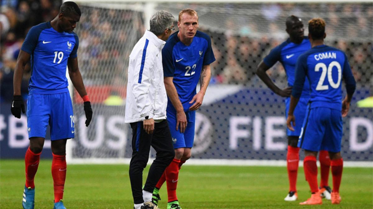 Jeremy Mathieu se lesionó durante el partido entre Francia y Rusia