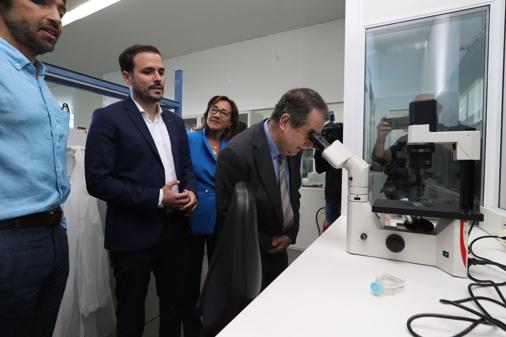 El ministro Alberto Garzón visita el Laboratorio Nacional de Biotoxinas Marinas de Vigo