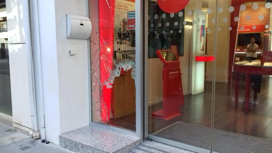 Los ladrones asaltaron la tienda con un agujero en el cristal.