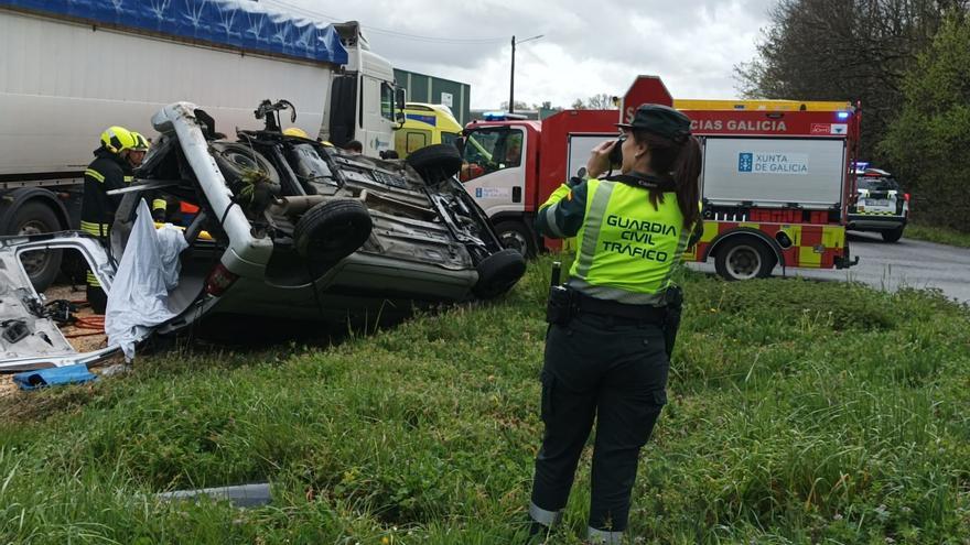 Muere un matrimonio al impactar su furgoneta contra un camión en Begonte