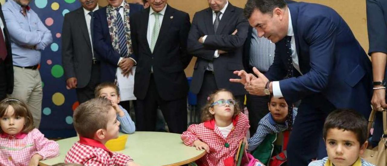 El conselleiro de Educación, ayer, durante su visita al centro de Forcarei. // Bernabé