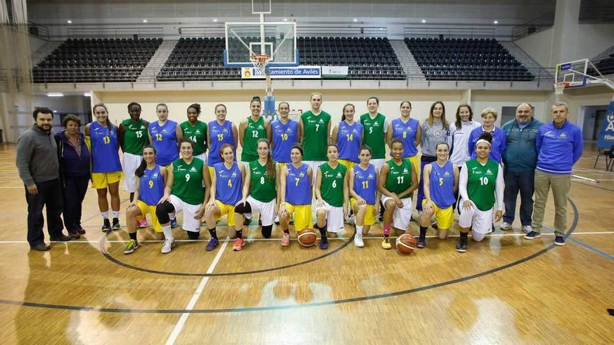 Jugadoras y técnicos de ambos equipos.