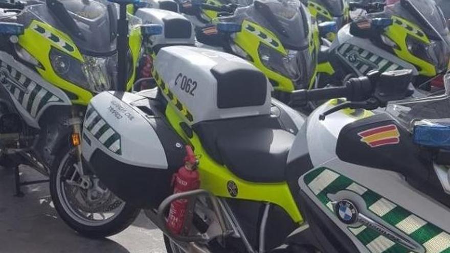 Motocicletas de la Guardia Civil con el extintor fijado a un lateral.