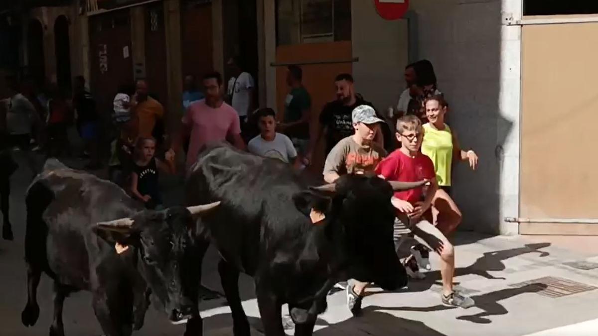 Menores participando en un encierro en Nules