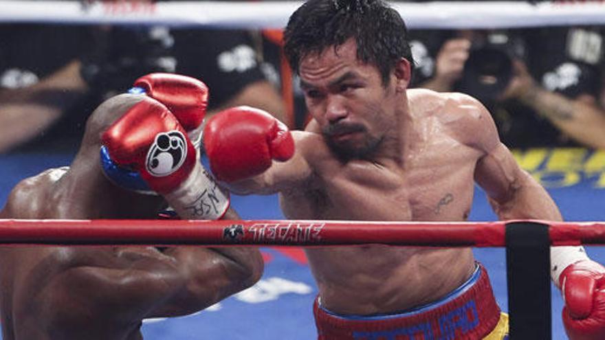 Pacquiao conecta un golpe contra Mayweather.