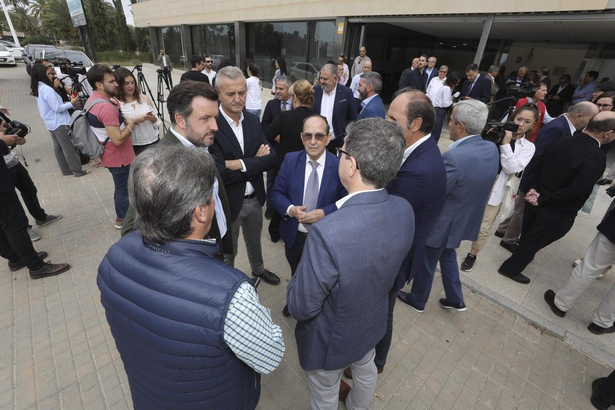Representantes de comunidades de regantes junto al alcalde de Elche, Pablo Ruz, este viernes antes de la jornada