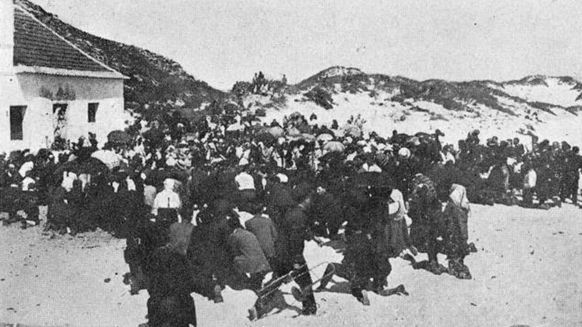 Misa en Cíes el día de la bendición del cementerio, en 1927.