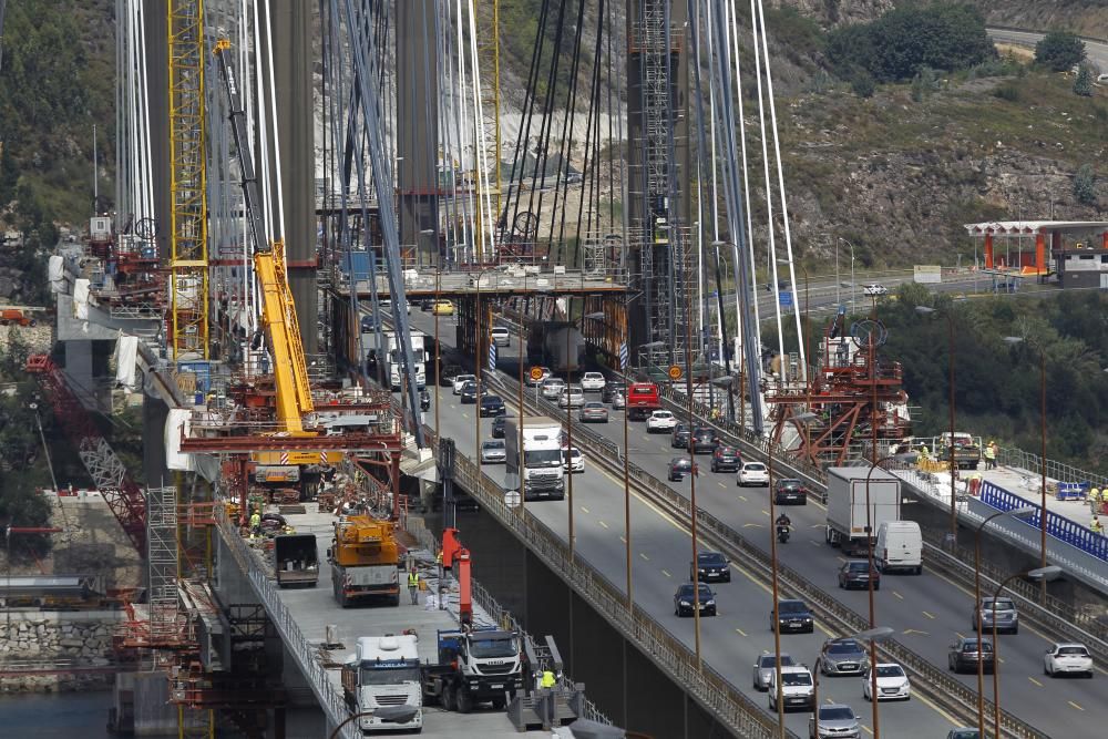 Instalación de los tableros en el puente de Rande