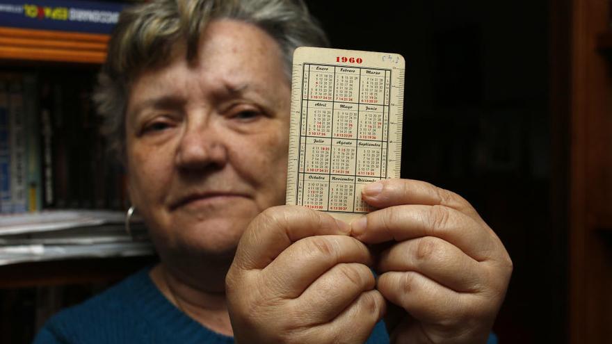 Margarita González, con su colección de calendarios, hace unos días en su casa de Portada Alta.