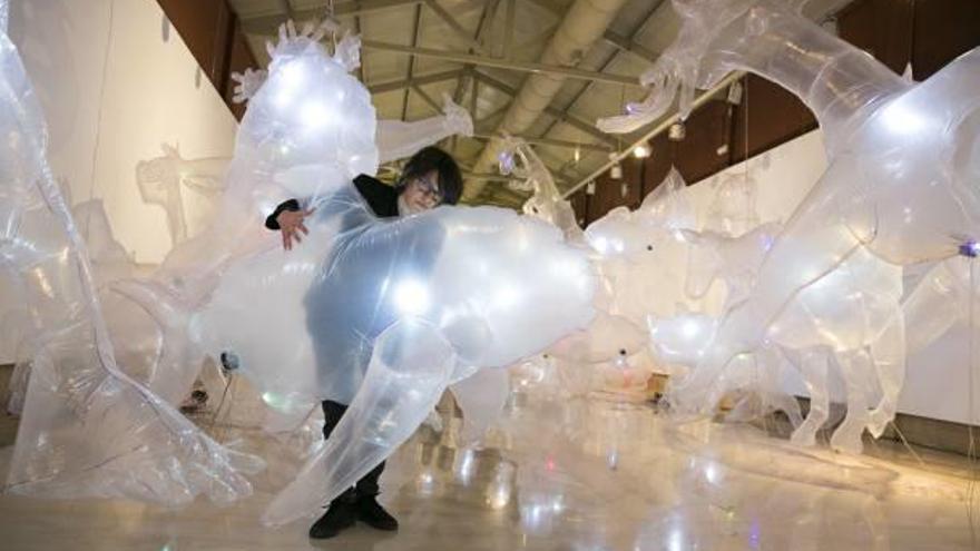 La artista alicantina Olga Diego, ayer, rodeada de las esculturas que conforman Jardín Autómata, su última exposición en la Lonja de Alicante.