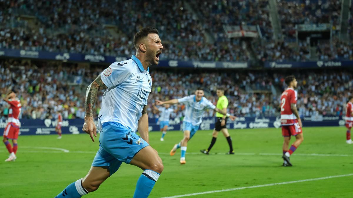 Dioni, con Roberto al fondo, celebra su gol ante el Recreativo Granada.