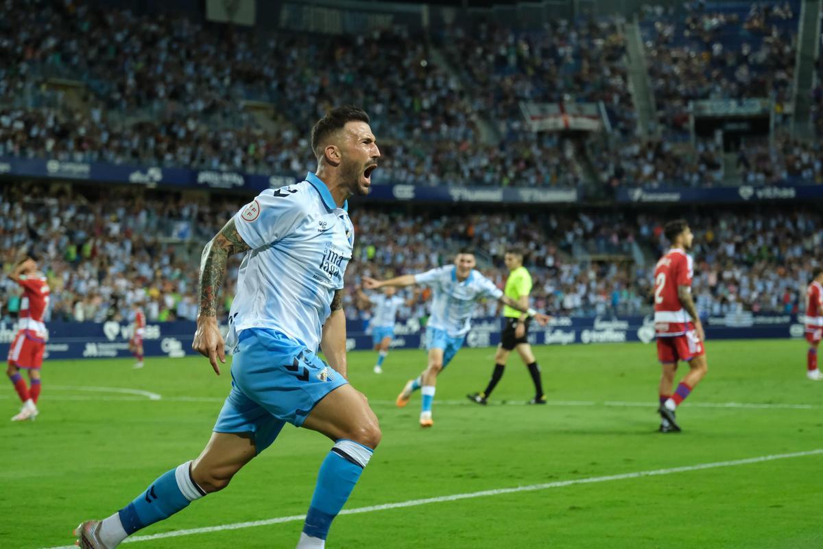 Dioni, con Roberto al fondo, celebra su gol ante el Recreativo Granada.