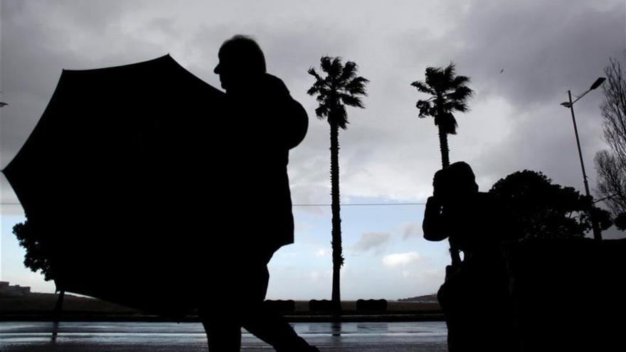 El fuerte viento levanta el techo de un aparcamiento en Xàtiva