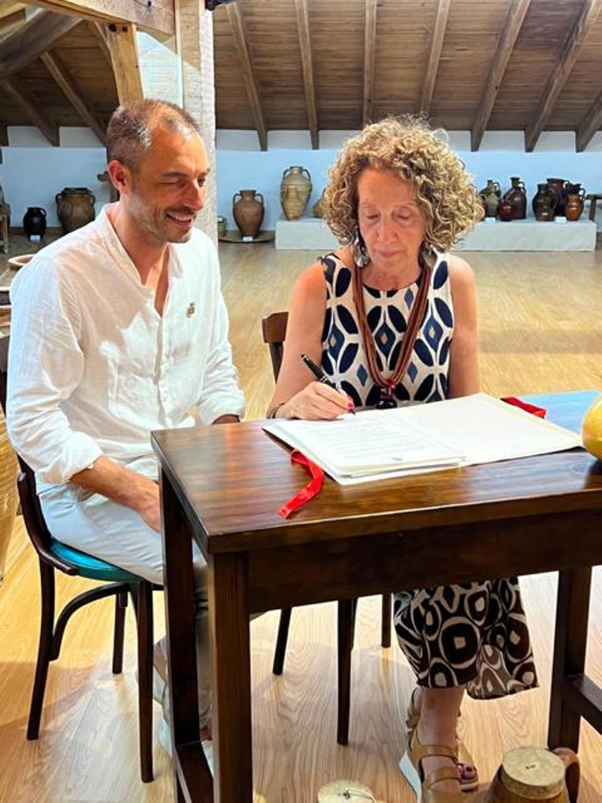 Ana Robles firma la donación de la colección de alfarería tradicional española para el municipio de Banyeres.